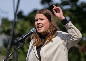 Klimaschutzaktivistin Luisa Neubauer spricht in Berlin., © Monika Skolimowska/dpa