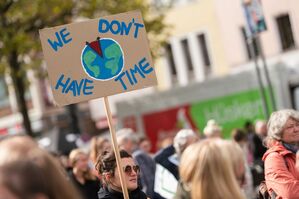«Wir haben keine Zeit»: Eine Demonstrantin in Köln., © Marius Becker/dpa