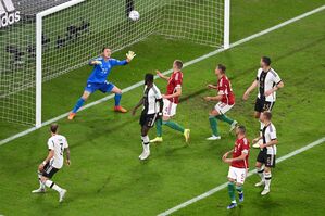 Deutschlands Torhüter Marc-Andre ter Stegen (l) kann das Tor zum 0:1 durch Ungarns Szalai nicht verhindern., © Robert Michael/dpa