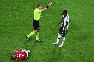 Schiedsrichter Slavko Vincic zeigt Deutschlands Antonio Rüdiger nach einem Foul gegen Ungarns Loïc Nego (l) die gelbe Karte., © Robert Michael/dpa
