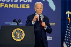 US-Präsident Joe Biden zeigt sich angesichts der Drohnungen der Republikaner, die Ukraine-Hilfen kappen zu wollen, «besorgt»., © Evan Vucci/AP/dpa