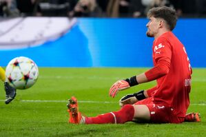 BVB-Torhüter Gregor Kobel ärgert sich nach dem Ausgleich., © Sergei Grits/AP/dpa