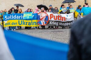 Anlässlich des G7-Treffens waren mehrere Demonstrationen angemeldet. Einige drückten ihre Solidarität mit der Ukraine aus., © Guido Kirchner/dpa