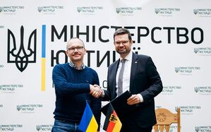 Marco Buschmann (r, FDP), Bundesminister der Justiz, und Deniys Maljuska, sein ukrainischer Amtskollege, reichen sich im ukrainischen Justizministerium bei der Unterzeichnung eines Arbeitsprogramms zur Zusammenarbeit im Justizbereich die Hände., © Felix Zahn/Photothek.Net/Bundesministerium der Justiz/dpa