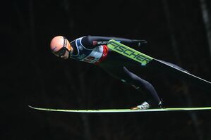 Skisprung-Weltmeister Karl Geiger erlebte zum Start in den neuen Weltcup-Winter eine herbe Enttäuschung., © Grzegorz Momot/PAP/dpa