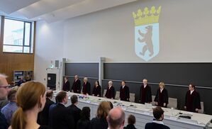 Die Richter des Verfassungsgerichtshofes stehen vor Beginn einer mündlichen Verhandlung in einem Hörsaal der Freien Universität Berlin in Dahlem., © Annette Riedl/dpa
