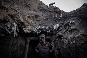 Hunderte von Bergleuten, von Männern über 60 bis hin zu Jungen im Alter von zehn Jahren, arbeiten jeden Tag in den Minen von Chinarak., © Oliver Weiken/dpa