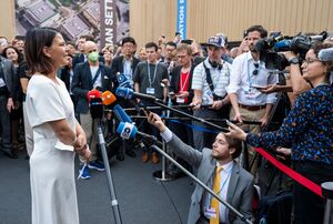 Bundesaußenministerin Annalena Baerbock äußert sich auf der Weltklimakonferenz in Scharm el Scheich gegenüber der Presse., © Christophe Gateau/dpa