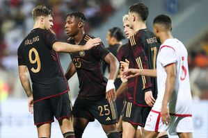 Niclas Füllkrug (l) jubelt nach seinem Tor mit
Kai Havertz (r-l), Nico Schlotterbeck und Armel Bella-Kotchap., © Christian Charisius/dpa