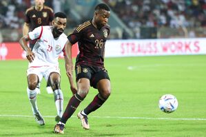 Deutschlands Youssoufa Moukoko (r) kämpft gegen Harib Al-Saadi (r) aus dem Oman um den Ball., © Christian Charisius/dpa