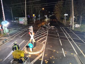Der Bahnübergang, an dem ein ICE in ein auf den Gleisen stehendes Auto hineingefahren ist. In dem Wagen befanden sich keine Menschen, wie die Feuerwehr mitteilte., © --/Feuerwehr und Rettungsdienst Bonn/dpa