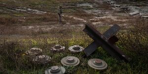 Ein ukrainischer Soldat sucht auf dem Feld eines kürzlich befreiten Dorfes am Rande von Cherson nach Minen., © Bernat Armangue/AP/dpa