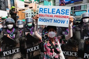 Eine Demonstrantin protestiert vor der Bereitschaftspolizei in Bangkok., © Varuth Pongsapipatt/SOPA Images via ZUMA Press Wire/dpa