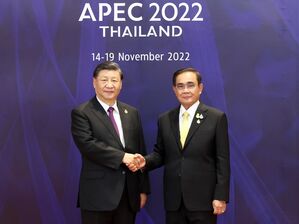 Handschlag in Bangkok: Chinas Präsident Xi Jinping (l) und Gastgeber Prayut Chan-o-cha, der Ministerpräsident von Thailand., © Ding Haitao/XinHua/dpa