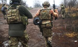 Ukrainische Soldaten ändern an einem ungenannten Ort in der Region Donezk ihre Position., © Roman Chop/AP/dpa