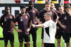 Das DFB-Team beim Training in im Al-Shamal Stadion., © Federico Gambarini/dpa