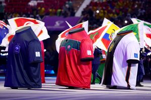 Trikots der teilnehmenden Mannschaften, u.a. das DFB-Trikot (r), werden durch die Arena getragen., © Robert Michael/dpa
