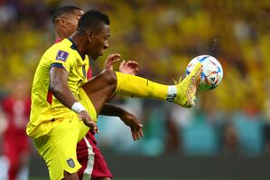 Ecuadors Pervis Estupinan kommt vor Pedro Miguel aus Katar an den Ball., © Tom Weller/dpa