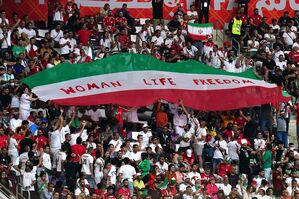 Iranische Fans erninnerten auf der Tribüne an die landesweiten Proteste., © Mike Egerton/PA Wire/dpa