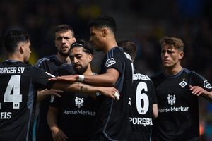 Der Hamburger SV feiert einen Sieg in Braunschweig und bewahrt die Chance auf den Relegationsrang., © Swen Pförtner/dpa
