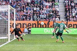 Brachte Werder in Augsburg in Führung: Romano Schmid (r)., © Harry Langer/dpa