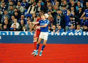 Der Schalker Paul Seguin (r) im Kopfballduell mit Düsseldorfs Emmanuel Iyoha., © Bernd Thissen/dpa