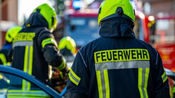 Einsatzkräfte der Feuerwehr bei einem Übungseinsatz., © David Inderlied/dpa/Symbolbild