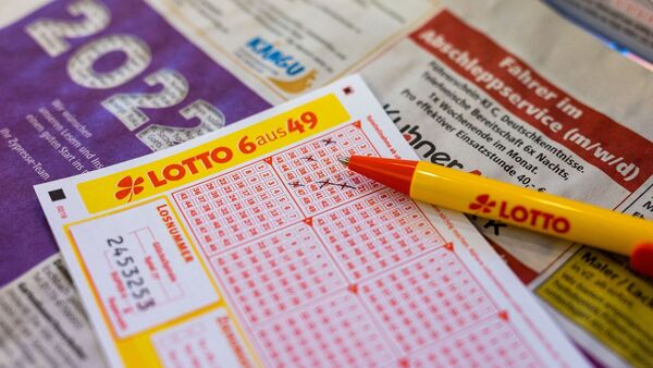 Ein Lottoschein und ein Kugelschreiber liegen in einer Annahmestelle auf dem Tresen., © Philipp von Ditfurth/dpa/Illustration