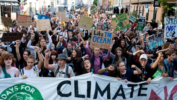 Zahlreiche Menschen in München nehmen an einer Demonstration zum globalen Klimastreik teil., © Sven Hoppe/dpa
