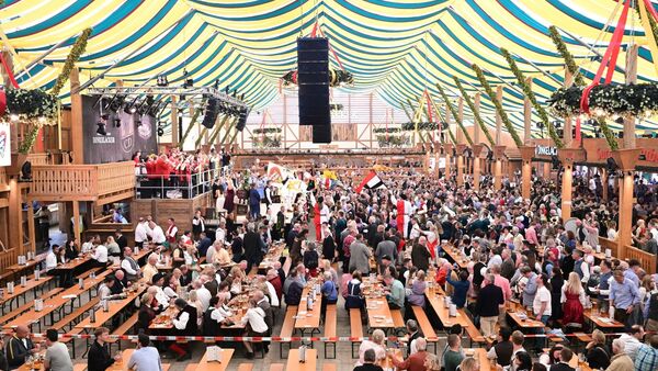 Besucher des Cannstatter Volksfests in einem Bierzelt. Der «Wasen» ist nach dem Münchner Oktoberfest das zweitgrößte Volksfest in Deutschland., © Bernd Weißbrod/dpa