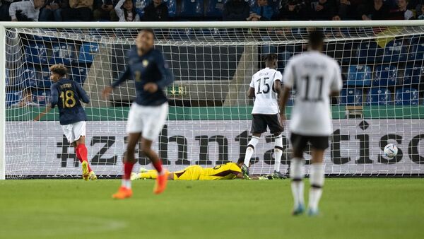 Der entscheidende Treffer: Deutschlands Torhüter Noah Atubolu kann das 1:0 durch Frankreichs Amine Gouiri nicht verhindern., © Hendrik Schmidt/dpa