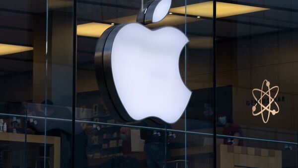 Das Logo des Technologieunternehmens Apple ist an einem Apple Store zu sehen., © Sven Hoppe/dpa/Archivbild
