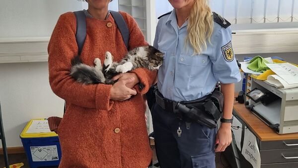 Katzenbesitzerin Alina Huber (l) mit Polizeikommissarin Elisabeth Sitka (r) und Katze «Rosie» nach deren Bahnreise von Regensburg zum Münchner Flughafen und zurück., © Bundespolizei/dpa