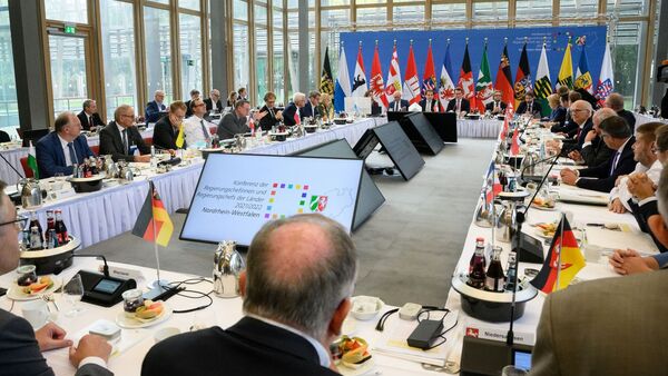 Die Regierungschefs der Länder bei der Ministerpräsidentenkonferenz in Berlin., © Bernd von Jutrczenka/dpa