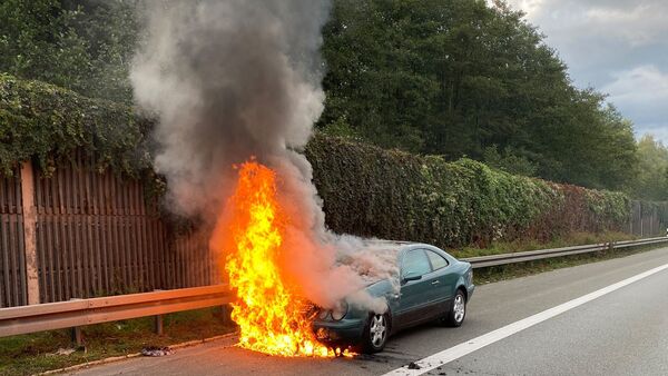 Ein grünes Auto brennt auf der Autobahn 93., © Polizeiinspektion Marktredwitz/dpa
