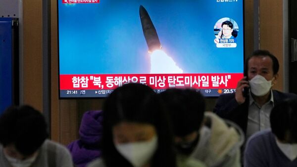 Ein Fernsehbildschirm zeigt ein Bild eines nordkoreanischen Raketenstarts in einer Nachrichtensendung im Bahnhof von Seoul., © Ahn Young-Joon/AP/dpa