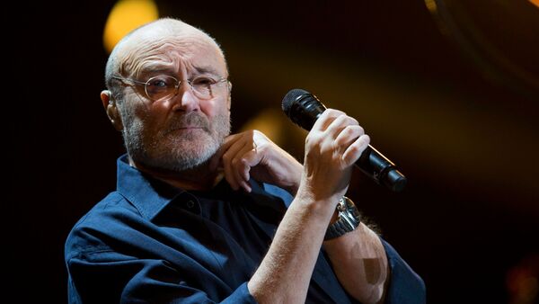 Sänger Phil Collins bei einem Auftritt in Mexiko., © Rebecca Blackwell/AP/dpa