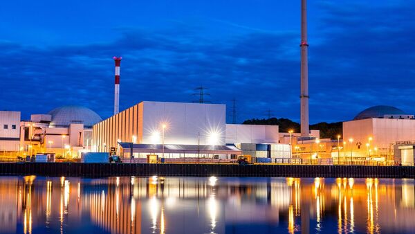 Zur blauen Stunde spiegelt sich das Kernkraftwerk Neckarwestheim im Neckar., © Christoph Schmidt/dpa/Archivbild