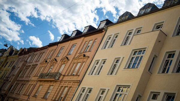 Verschiedenfarbige Wohnhäuser sind in München zu sehen., © picture alliance/Matthias Balk/dpa/Symbolbild