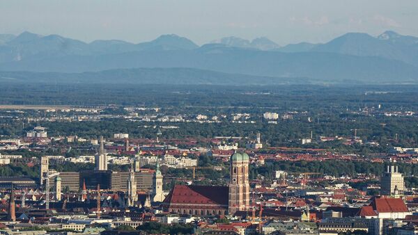 Blick vom Olympiaberg auf die Münchner Innenstadt mit der Frauenkirche., © Soeren Stache/dpa/Symbolbild