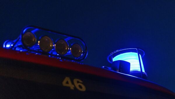 Das Blaulicht leuchtet auf dem Dach eines Feuerwehrfahrzeugs., © Philipp von Ditfurth/dpa/Symbolbild