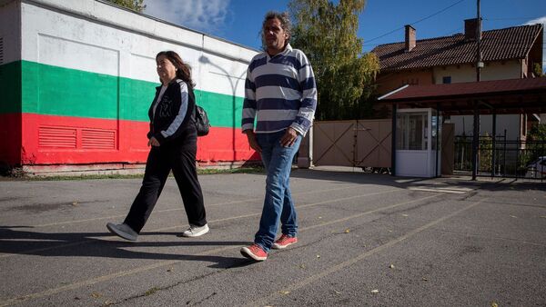 Bulgarien hat ein neues Parlament gewählt. Hier kommt ein Ehepaar zur Stimmabgabe in ein Wahllokal in Bankya., © Visar Kryeziu/AP/dpa