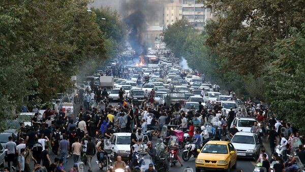 Demonstranten haben sich in der Innenstadt von Teheran versammelt., © Uncredited/AP/dpa