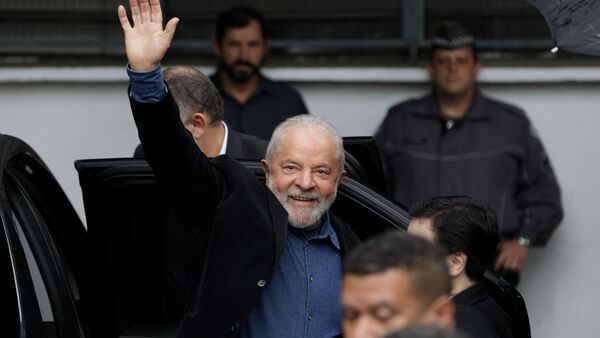 Präsidenschaftskandidat Luiz Inacio Lula da Silva bei seiner Ankunft am Wahllokal in Sao Paulo., © Marcelo Chello/AP/dpa