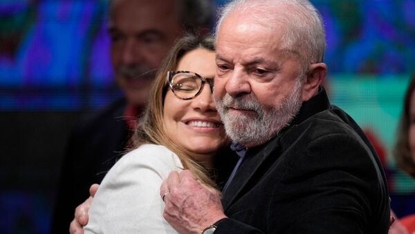 Luiz Inacio Lula da Silva umarmt seine Frau Rosangela., © Andre Penner/AP/dpa