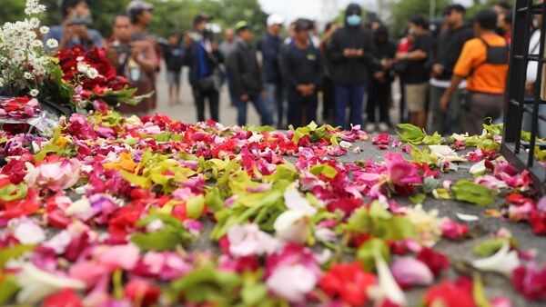 Vor dem Kanjuruhan-Stadion wurden in Gedenken an die Opfer Blumen gestreut., © Trisnadi/AP/dpa