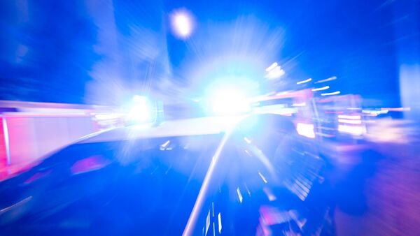 Ein Streifenwagen der Polizei steht mit Blaulicht an einem Einsatzort., © Christophe Gateau/dpa/Symbolbild