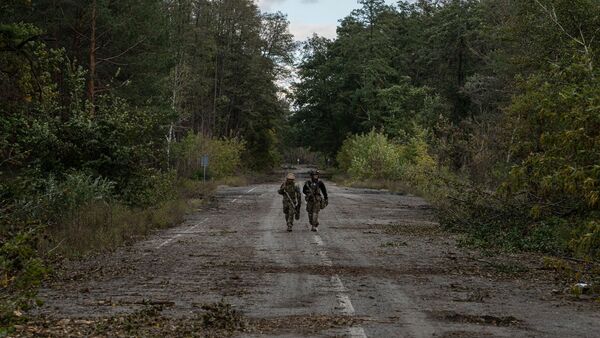 Ukrainische Soldaten suchen in der kürzlich zurückeroberten Stadt Lyman nach den Leichen ihrer Kameraden., © Evgeniy Maloletka/AP/dpa
