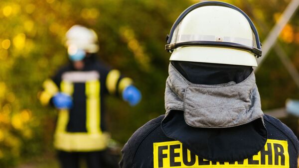 Einsatzkräfte der Feuerwehr in Schutzkleidung., © Philipp von Ditfurth/dpa/Symbolbild