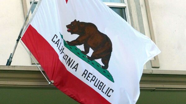 Unter der Flagge Kaliforniens: Ein zu Unrecht verurteilter Mann wurde nach 38 Jahren aus der Haft entlassen., © picture alliance / dpa